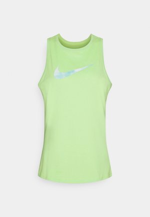 Débardeur de sport vert clair avec un logo Nike Swoosh blanc réfléchissant centré sur la poitrine.