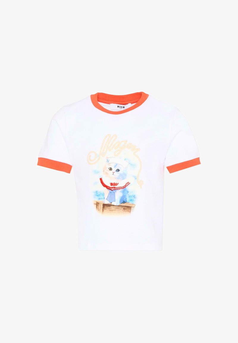T-shirt blanc à manches courtes avec col et bordure des manches orange, présentant un chaton portant une tenue de marin et le texte "Msgm" au-dessus.