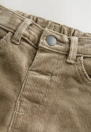 Pantalons en velours côtelé beige avec une texture côtelée, dotés d'un bouton en métal, de passants de ceinture et d'une poche avant. Taille ajustée et tissu doux.