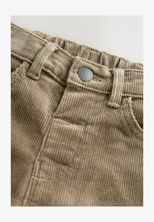 Béžové kordové nohavice s ryhovanou textúrou, obsahujúce kovový gombík, pútka na opasok a predné vrecko. Prispôsobený pás a mäkká tkanina.