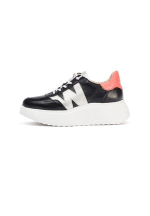 Zapatilla de cuero negra y plateada con una suela de plataforma blanca, que presenta un acabado texturizado, acento en el talón rosa y un detalle de logotipo blanco en contraste.