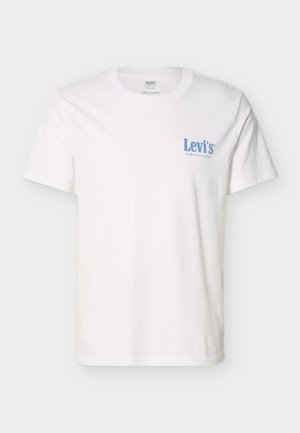 Weißes, locker sitzendes Levi's T-Shirt mit kleinem blauem Levi's-Logo auf der linken Brust, rundem Ausschnitt und kurzen Ärmeln.