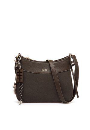 Bolso bandolera marrón oscuro con correa ajustable, logo metálico "mtng." y llavero decorativo en forma de barra de chocolate sobre fondo blanco.