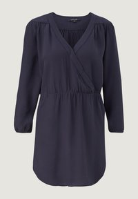 Mörk marinblå, långärmad blus i omslagstyp med v-ringning, elasticiserad midja och veckade detaljer vid axlarna. Mjuk tygtextur.
