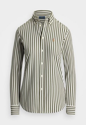 Chemise blanche boutonnée avec des rayures verticales vert olive, manches longues, col boutonné et petit logo brodé sur la poitrine.