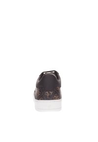Sneaker nera in pelle texture con motivo logo ripetuto, suola in gomma bianca e punta del tallone liscia.