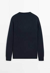 Dunkelblaues Sweatshirt mit langen Ärmeln, gerippter Textur, Rundhalsausschnitt und minimalistischer Gestaltung. Keine sichtbaren Logos oder Muster.