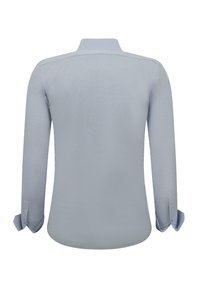 Lichtblauw overhemd met lange mouwen, gezien van achteren, met een kraag en met knopen gesloten manchetten.