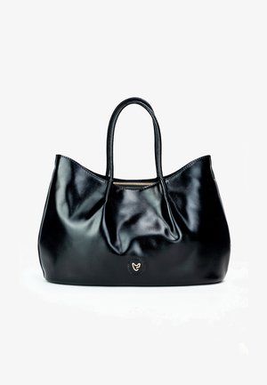 Große schwarze Leder-Tote-Tasche mit zwei runden Griffen, Reißverschlussverschluss oben und einem runden Logo-Patch auf der Vorderseite. Glatte Textur.