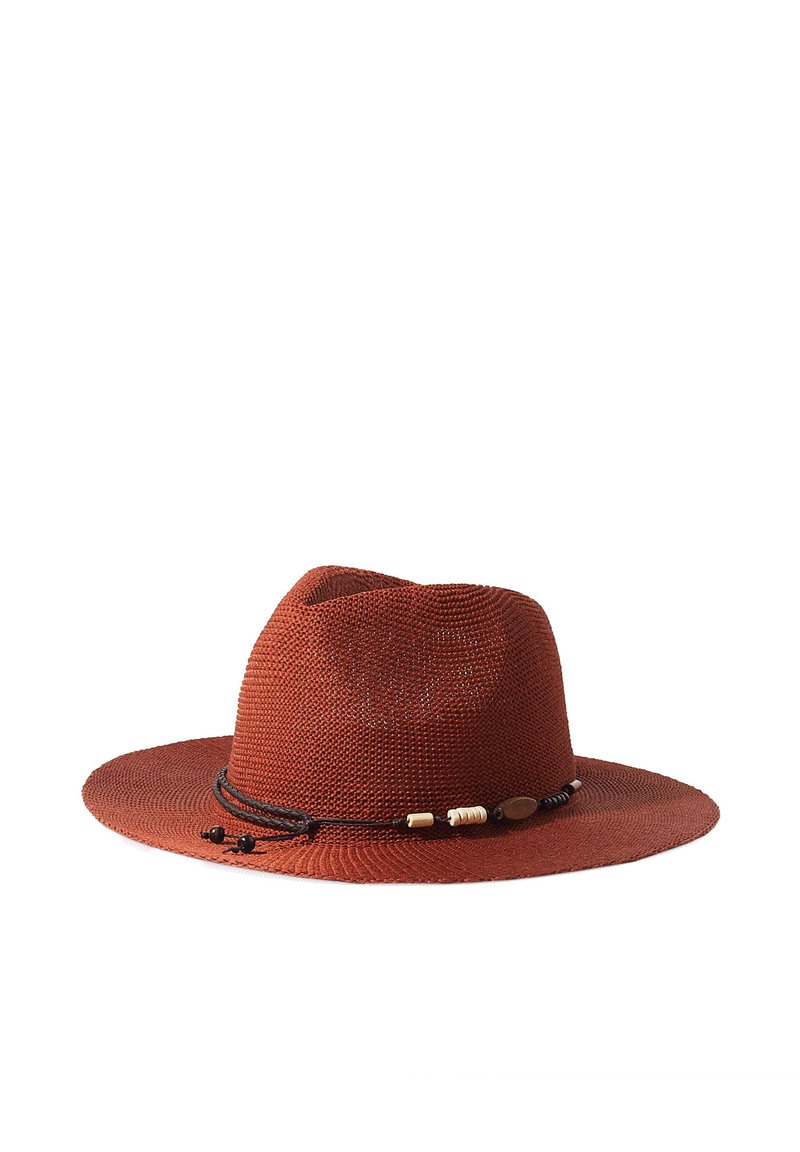 Szeroki kapelusz z fakturowanej, rdzawoczerwonej słomy, ozdobiony dekoracyjnym paskiem z drewnianymi koralikami i akcentami.