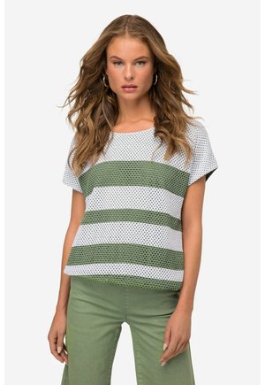 Top de manga corta a rayas blancas y verdes con textura perforada. Corte holgado, escote redondo y diseño casual combinado con pantalones verdes.