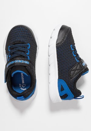 Czarno-niebieskie tenisówki z oddychającego materiału, białe podeszwy, niebieskie akcenty, elastyczne sznurówki oraz rzep z napisem „Skechers”.