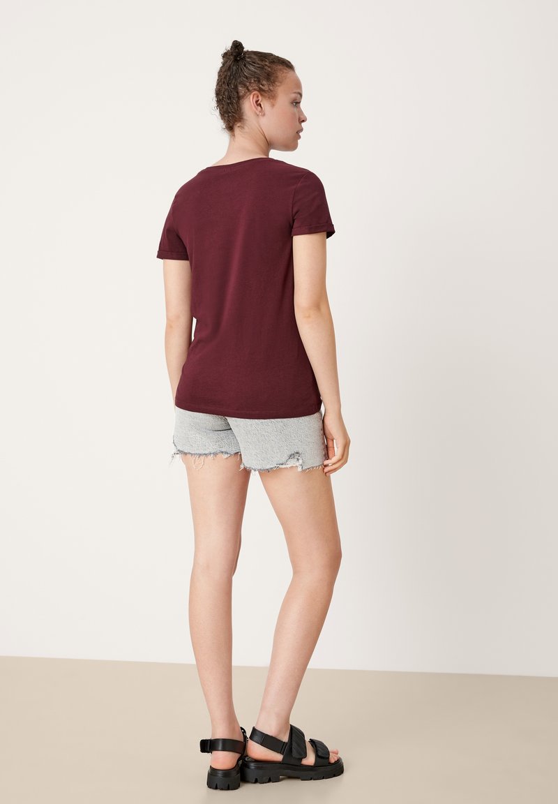 Damen T-Shirts | QS by s.Oliver MIT UMGESCHLAGENEN ÄRMELN T-Shirt basic purple/bordeaux - GS12398 Damen T-Shirts | QS by s.Oliver MIT UMGESCHLAGENEN ÄRMELN T-Shirt basic purple/bordeaux - GS12398