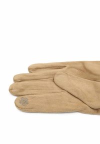 Guanti beige chiaro con un piccolo ricamo a forma di fiore sul dito mignolo, posati su uno sfondo bianco.