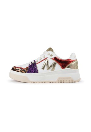Hvid sneaker med guld "M," røde og gyldne metalliske accenter, lilla glimmerpanel og leopardprintdetalje på en beige sål.