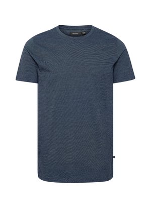 Tumed sinine lühikeste varrukatega T-särk ümarate kaelustega, valmistatud tekstuursest kangast, millel on peened horisontaalsed triibud.