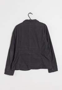 Šedá manšestrová bunda s límcem, knoflíkovými detaily na manžetách a přiléhavým střihem, zav�ěšená na bílém pozadí.