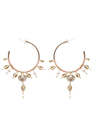 Boucles d'oreilles créoles en ton or avec des accents roses, comprenant des motifs de perles et de coquillages, ainsi que des ornements pendants pour plus de détails.