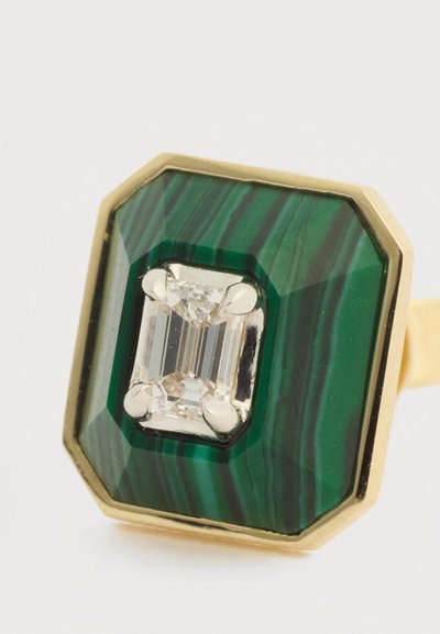 Χρυσό δαχτυλίδι με ορθογώνιο πράσινο λίθο μαλαχίτη που διαθέτει ένα κεντρικό διαμάντι κοπής σμαραγδιού σε διάφανο χρώμα, τοποθετημένο σε τέσσερα σημεία στερέωσης.