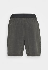 Shorts décontractés gris foncé avec ceinture élastique noire, coupe droite et texture subtile du tissu, présentés sur fond blanc uni.