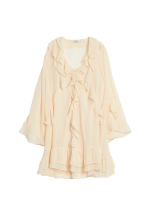 Licht perzikkleurige, gerimpelde jurk met een V-hals en strikdetail aan de voorkant. Lange, brede mouwen en een gelaagde volants aan de onderrand versterken het ontwerp.