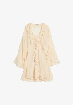 Licht perzikkleurige, gerimpelde jurk met een V-hals en strikdetail aan de voorkant. Lange, brede mouwen en een gelaagde volants aan de onderrand versterken het ontwerp.