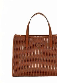 Geantă tote maro, țesută, cu două mânere rezistente, având un logo triunghiular și un design deschis, respirabil. Finisaj texturat.