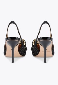 Czarne szpilki ze słupkiem z metalicznymi akcentami, teksturowanym materiałem i spiczastymi noskami. Posiadają smukły obcas typu stiletto oraz gładkie wnętrze.