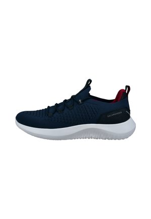 Blauer Sportschuh mit atmungsaktivem Mesh-Obermaterial, strukturiertem Muster, elastischen Schnürsenkeln und einer gepolsterten weißen Sohle. Rote Akzente an der Ferse.