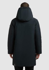 Długi czarny puchowy płaszcz z kapturem, gładka tekstura i obszerne dopasowanie; charakteryzuje się minimalnymi detalami i jednolitym kolorem.