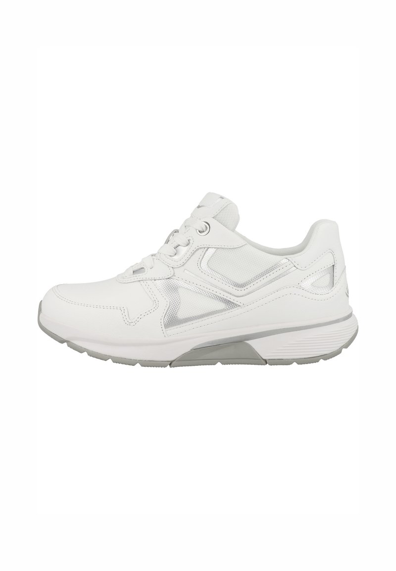 Baskets de sport blanches avec un extérieur en cuir et en maille, bout rond, design à lacets, accents gris et semelle rembourrée.