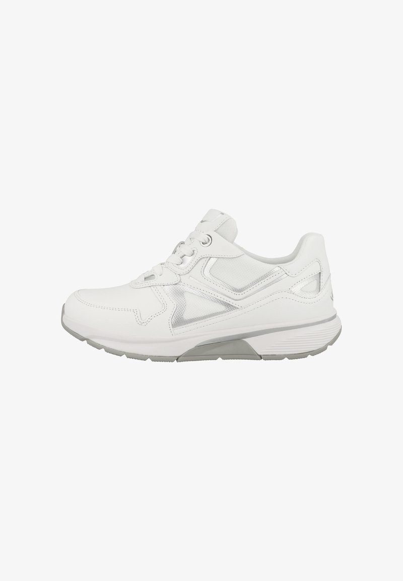 Weißer Sportschuh mit einem Obermaterial aus Leder und Mesh, runder Zehenpartie, Schnürdesign, grauen Akzenten und gepolsterter Sohle.