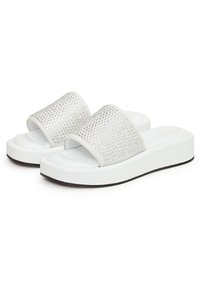 Sandali in pelle bianca con suola piatta, caratterizzati da una fascia larga impreziosita da piccoli strass argentati per texture e interesse visivo.