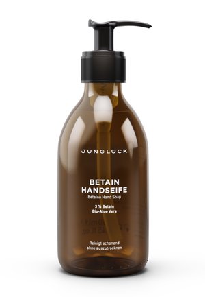 Braune Pumpspenderflasche der Junglück Betaine Handseife mit 3 % Betain und Bio-Aloe Vera, beschriftet in Deutsch und Englisch.