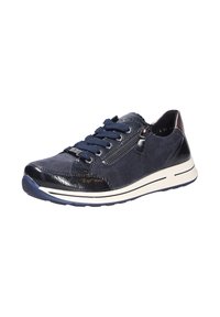 Sneakers blu navy con un mix di dettagli in camoscio e pelle lucida. Presentano chiusura con lacci, zip laterale e una suola bianca imbottita.