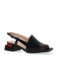 Zwarte gepatineerde leren slingback sandaal met een open neus, lage blokhak met een rode accent, en een verstelbare enkelband.