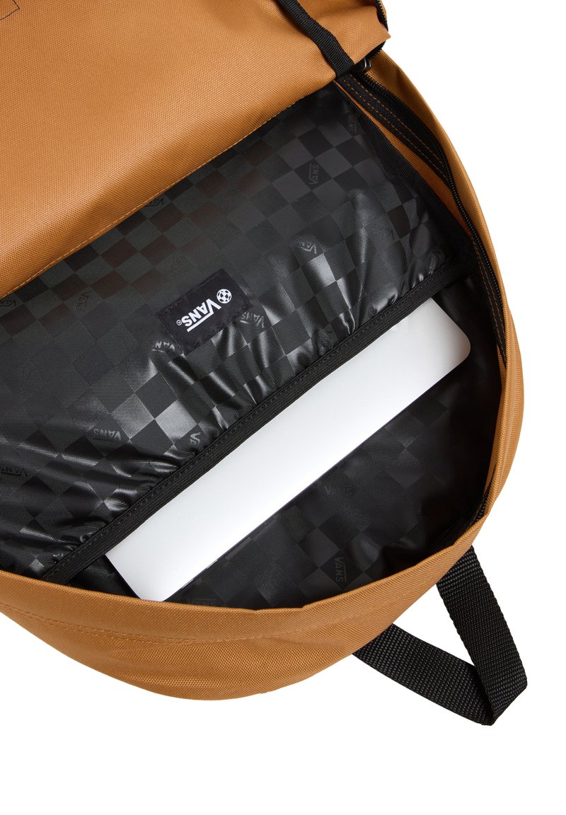 Mochila de tela color beige con apertura con cremallera, que presenta un interior a rayas negro y un compartimento visible para laptop, marcada con el logo de Vans.