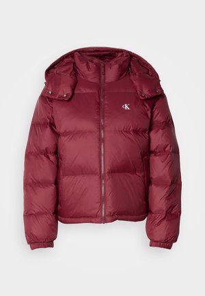 Burgunderrød puffjakke med glidelås foran, avtakbar hette, ribbestrikkede cuffs og Calvin Klein-logoen på brystet. Glatt, skinnende tekstur.