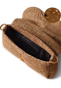 Sac à main marron texturé avec un fermoir circulaire en or, présentant un matériau extérieur doux et une doublure noire lisse. L'intérieur comporte une étiquette de marque.