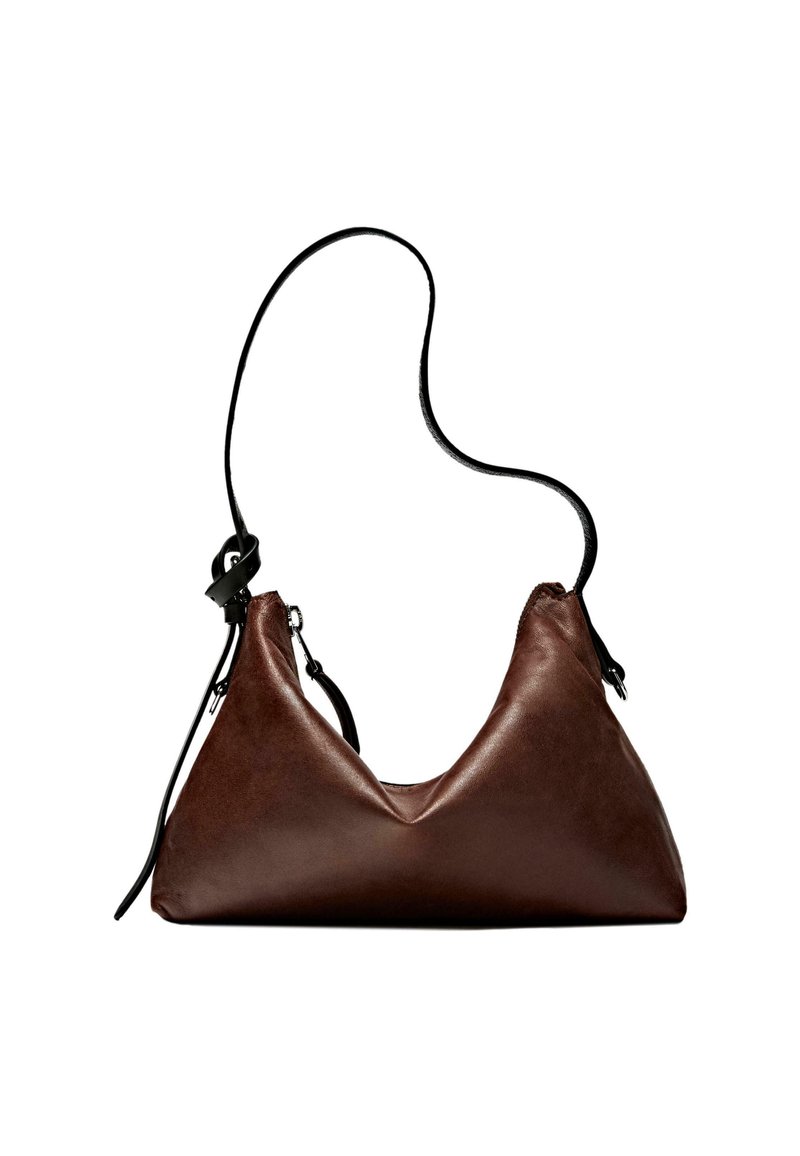 Borsa a tracolla in pelle marrone di forma triangolare, con tracolla nera, superficie liscia e chiusura a zip laterale.