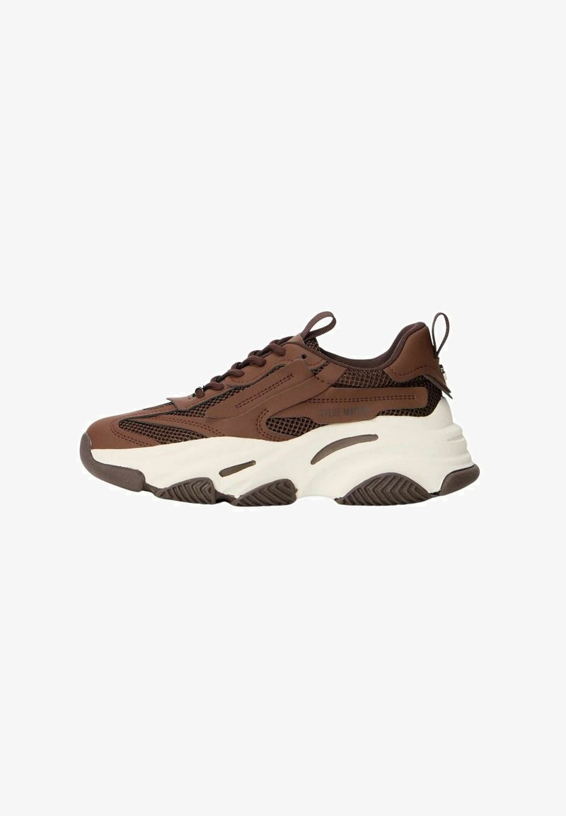 Sneaker marrone con tomaia in rete e pelle, suola intermedia spessa bianca, suola in gomma testurizzata e chiusura con lacci. Presenta un'etichetta sul retro.