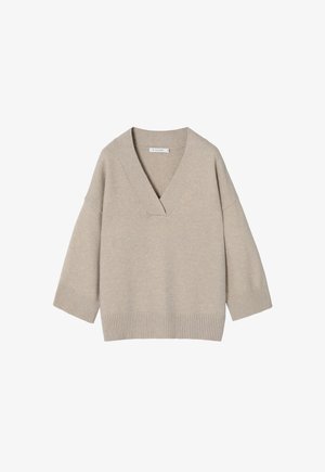 Maglione oversize beige a collo a V profondo, con maniche a 3/4 e bordo a coste. Texture morbida e materiale leggero, adatto per essere sovrapposto.