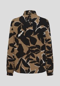 Langmouw blouse met een bruine basis en een groot zwart-wit abstract bladerenpatroon, hoge kraag en knoopsluiting aan de achterkant.