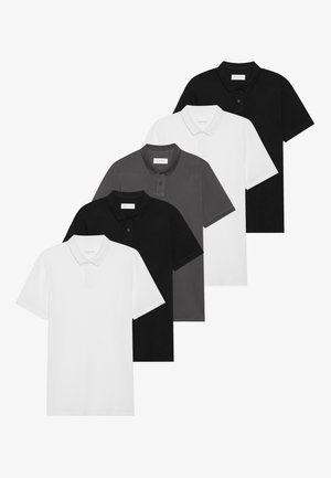 Cinco camisetas polo de manga corta en blanco, gris claro, gris oscuro, negro y negro, con un collar clásico y acentos de botones. Material de algodón.