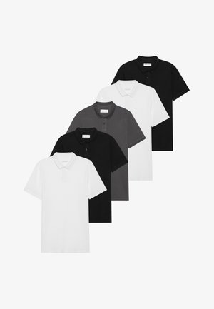 Vijf polo shirts met korte mouwen in wit, lichtgrijs, donkergrijs, zwart en zwart, met een klassieke kraag en knoopdetails. Gemaakt van katoen.