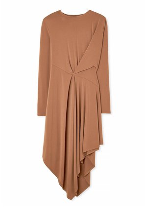 Hnedé šaty s dlhým rukávom vyrobené z hladkej, elastickej tkaniny; obsahujú asymetrický lem s drapériou a zamotaný predný dizajn.