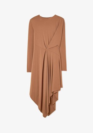 Hnedé šaty s dlhým rukávom vyrobené z hladkej, elastickej tkaniny; obsahujú asymetrický lem s drapériou a zamotaný predný dizajn.
