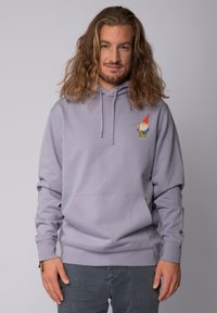 Helllila Baumwoll-Hoodie mit einer Fronttasche und Kapuze mit Kordelzug. Mit einem gestickten Gnom-Motiv im linken Brustbereich.