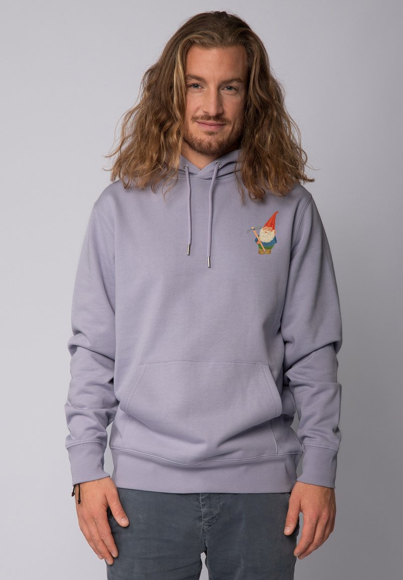 Helllila Baumwoll-Hoodie mit einer Fronttasche und Kapuze mit Kordelzug. Mit einem gestickten Gnom-Motiv im linken Brustbereich.