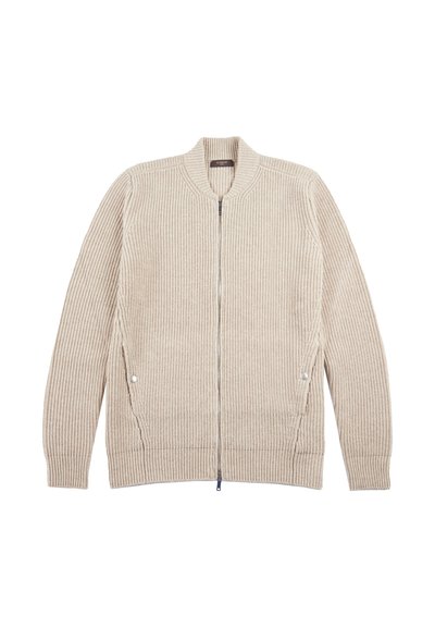 Beige gebreide cardigan met een ritssluiting aan de voorkant, geribbeld textuur en details in de zijnaad. Beschikt over een ronde hals en gestreept patroon langs de mouwen.